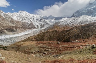 Pakistan 'ın Gilgit-Baltistan bölgesinde Nanga Parbat dağının altındaki Rakhiot Ana Kampının yeri