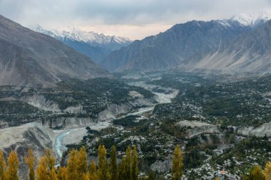 Pakistan 'ın Gilgit-Baltistan bölgesindeki Hunza Vadisi' ndeki Karimabad 'ın hava manzarası