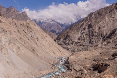 Pakistan 'ın Hunza Vadisi, Gilgit-Baltistan bölgesindeki Karakoram otoyolu.