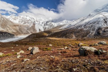 Pakistan 'ın Gilgit-Baltistan bölgesinde Nanga Parbat dağının altındaki Rakhiot Ana Kampının yeri