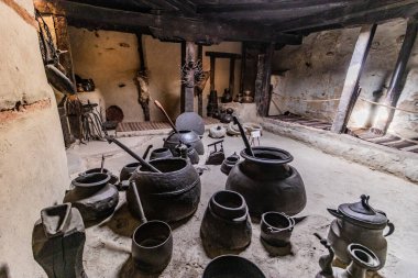 KARIMABAD, PAKISTAN - 6 Ekim 2023: Karimabad 'daki Baltit Fort' ta mutfak. Hunza Vadisi, Pakistan 'ın Gilgit-Baltistan bölgesi