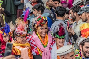 BIRIR, PAKISTAN - 15 Ekim 2023: Kalaşlar geleneksel kostümler giyip Birir Vadisi, Hayber Pakhtunkhwa, Pakistan 'da düzenlenen Phool sonbahar festivalinde dans ediyorlar