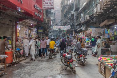 LAHORE, PAKISTAN - 21 Kasım 2023: Lahore, Pakistan 'ın eski kasabasındaki Sokak