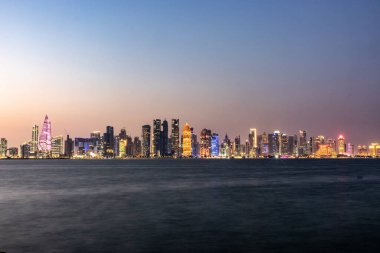 Doha ufuk çizgisinin akşam manzarası, Katar