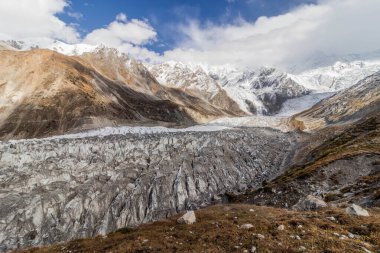 Pakistan 'ın Gilgit-Baltistan bölgesinde Nanga Parbat dağının altındaki Rakhiot buzulu