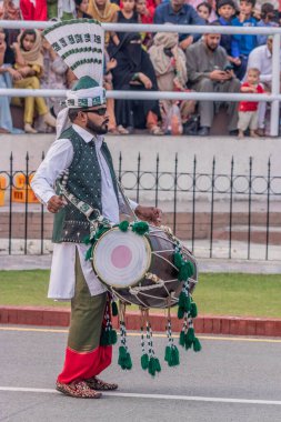 WAGHA, PAKISTAN - 22 Ekim 2023: Pakistan dhol davulcusu Wagha 'daki Hindistan-Pakistan sınırındaki askeri törende