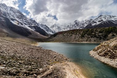 Chongra tepelerinin altındaki Rama Gölü, Pakistan 'ın Gilgit-Baltistan bölgesi.