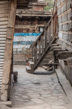 Bumburet Vadisi 'ndeki Brun köyünde sokak, Hayber Pakhtunkhwa, Pakistan