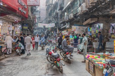 LAHORE, PAKISTAN - 21 Kasım 2023: Lahore, Pakistan 'ın eski kasabasındaki Sokak