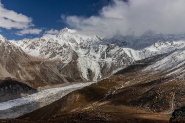 Pakistan 'ın Gilgit-Baltistan bölgesinde Nanga Parbat dağının altındaki Rakhiot buzulu