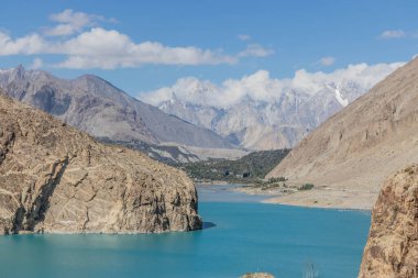 Hunza Vadisi 'ndeki Attabad Gölü, Pakistan' ın Gilgit-Baltistan bölgesi.