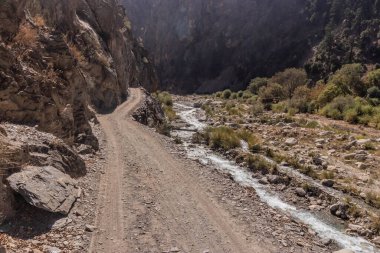 Pakistan, Khyber Pakhtunkhwa 'daki Rumbur Vadisi' ndeki çakıl yolu.