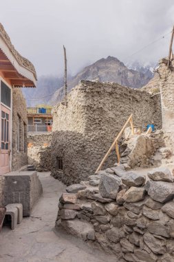 Pakistan 'ın Karimabad, Hunza vadisi, Gilgit-Baltistan bölgesindeki Altit köyünde dar bir sokak.