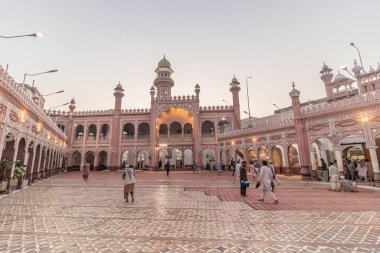 PESHAWAR, PAKISTAN - 18 Ekim 2023: Peşaver, Pakistan 'daki Sunehri Camii Avlusu