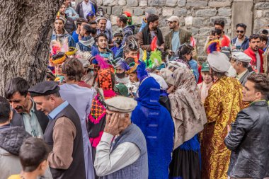 BIRIR, PAKISTAN - 15 Ekim 2023: Birir Vadisi 'nde Kalash Phool Sonbahar Festivali katılımcıları, Hayber Pakhtunkhwa, Pakistan