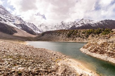 Chongra tepelerinin altındaki Rama Gölü, Pakistan 'ın Gilgit-Baltistan bölgesi.