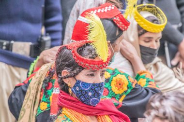 BIRIR, PAKISTAN - 15 Ekim 2023: Birr Vadisi, Hayber Pakhtunkhwa, Pakistan 'da düzenlenen Phool Sonbahar Festivali sırasında Kalash kadını