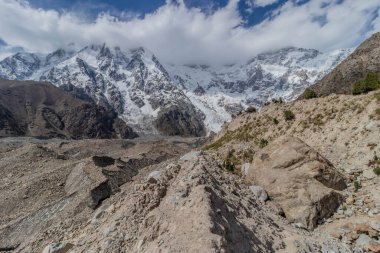Pakistan 'ın Gilgit-Baltistan bölgesinde Nanga Parbat dağının altındaki Bazhin buzulu