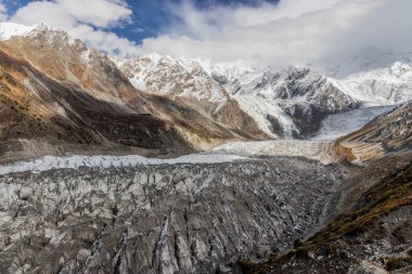 Pakistan 'ın Gilgit-Baltistan bölgesinde Nanga Parbat dağının altındaki Rakhiot buzulu
