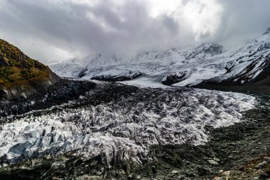 Pakistan 'ın Gilgit-Baltistan bölgesindeki Rakaposhi dağının altındaki Minapin buzulu