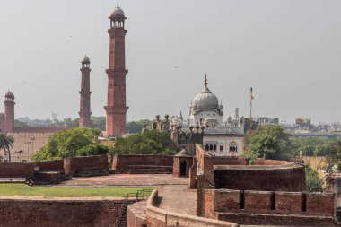 Pakistan 'daki Lahor Kalesi' nden Badshahi Camii görüldü.