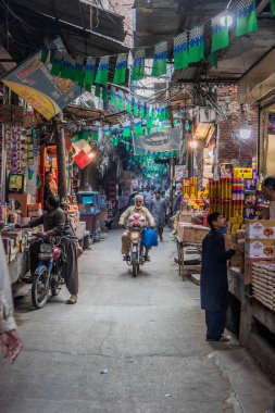 LAHORE, PAKISTAN - 21 Kasım 2023: Pakistan 'ın Lahor kentindeki sokak pazarı