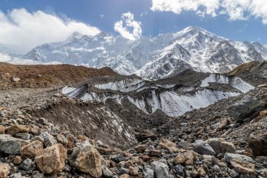 Pakistan 'ın Gilgit-Baltistan bölgesinde Nanga Parbat dağının altındaki Ganalo buzulu