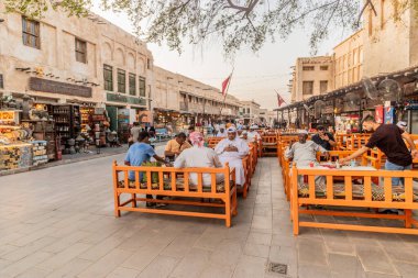 DOHA, Katar - 19 Eylül 2023: Doha, Katar 'daki Souq Waqif pazarındaki restoran
