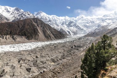 Pakistan 'ın Gilgit-Baltistan bölgesinde Nanga Parbat dağının altındaki Rakhiot buzulu