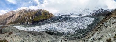 Pakistan 'ın Gilgit-Baltistan bölgesindeki Rakaposhi dağının altındaki Minapin buzulu