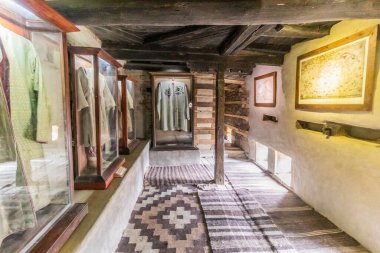 KARIMABAD, PAKISTAN - 6 Ekim 2023: Karimabad 'daki Baltit Fort' un içi. Hunza Vadisi, Pakistan 'ın Gilgit-Baltistan bölgesi