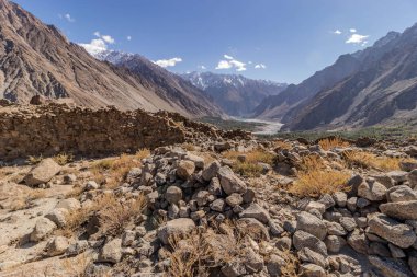 Pakistan 'ın Gilgit-Baltistan bölgesinde Hunza Vadisi' ndeki Ondra kalesi.