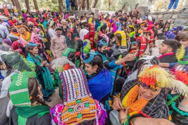 BIRIR, PAKISTAN - 15 Ekim 2023: Kalaşlar geleneksel kostümler giyip Birir Vadisi, Hayber Pakhtunkhwa, Pakistan 'da düzenlenen Phool sonbahar festivalinde dans ediyorlar