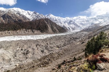 Pakistan 'ın Gilgit-Baltistan bölgesinde Nanga Parbat dağının altındaki Rakhiot buzulu