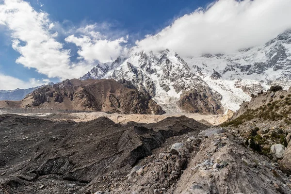 Pakistan 'ın Gilgit-Baltistan bölgesinde Nanga Parbat dağının altındaki Bazhin buzulu