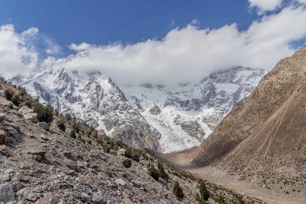 Pakistan 'ın Gilgit-Baltistan bölgesinde Nanga Parbat dağının altındaki Herrligkoffer Ana Kampı' nın hava görüntüsü