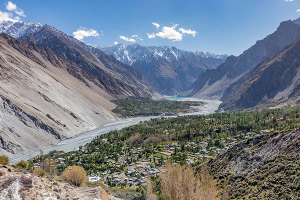 Pakistan 'ın Gilgit-Baltistan bölgesindeki Hunza Vadisi' ndeki Gulmit ve Shishkat köyleri