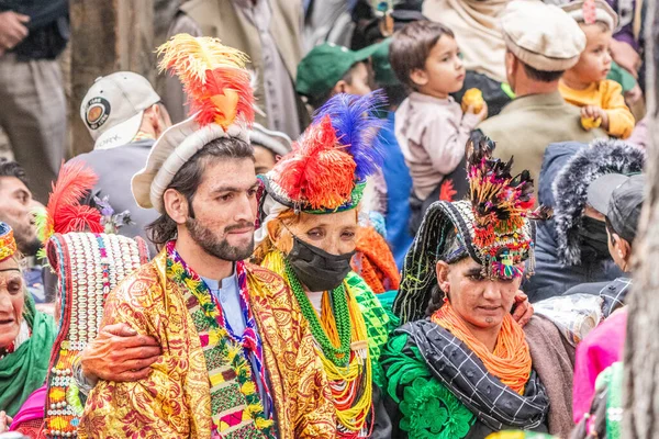 BIRIR, PAKISTAN - 15 Ekim 2023: Birir Vadisi, Hayber Pakhtunkhwa, Pakistan 'da düzenlenen Phool Sonbahar Festivali sırasında geleneksel kostümler giyen Kalaşlar