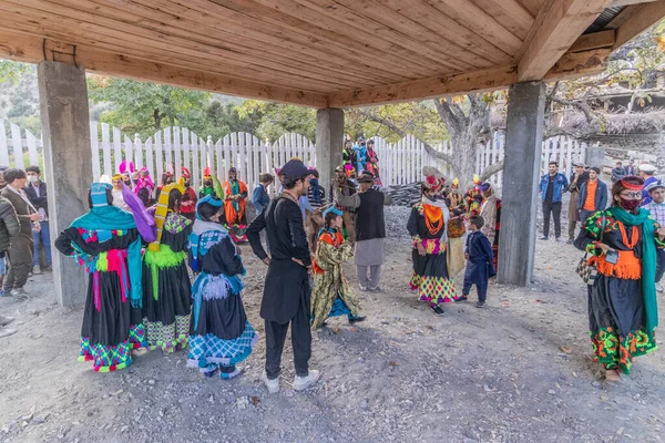 BIRIR, PAKISTAN - 15 Ekim 2023: Birir Vadisi, Hayber Pakhtunkhwa, Pakistan 'da düzenlenen Phool Sonbahar Festivali sırasında geleneksel kostümler giyen Kalaşlar