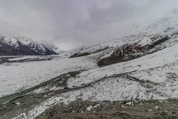 Pakistan 'ın Gilgit-Baltistan bölgesindeki Rakaposhi dağının altındaki Minapin buzulu