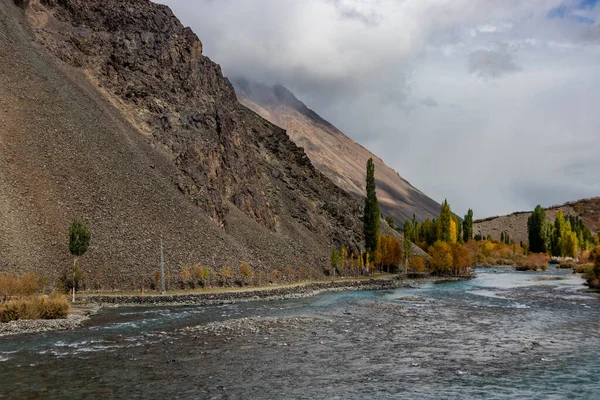 Pakistan 'ın Phander Vadisi' ndeki Gilgit nehrinin sonbahar manzarası