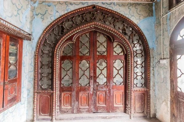 PESHAWAR, PAKISTAN - 17 Ekim 2023: Eski Pakistan 'ın Peşaver kentindeki Sethi House' un kapısı