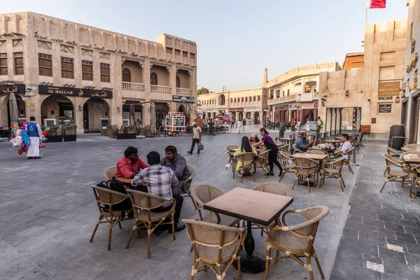 DOHA, Katar - 19 SEPTEMBER 2023: Katar 'ın Doha kentindeki Souq Waqif pazarındaki kafe