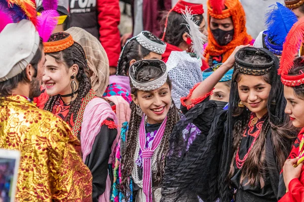 BIRIR, PAKISTAN - 15 Ekim 2023: Birir Vadisi, Hayber Pakhtunkhwa, Pakistan 'da düzenlenen Phool Sonbahar Festivali sırasında geleneksel kostümler giyen Kalaşlı kadınlar