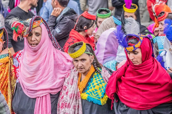 BIRIR, PAKISTAN - 15 Ekim 2023: Birir Vadisi, Hayber Pakhtunkhwa, Pakistan 'da düzenlenen Phool Sonbahar Festivali sırasında geleneksel kostümler giyen Kalaşlı kadınlar