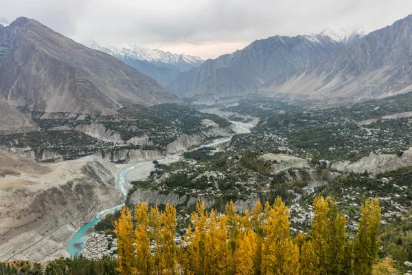 Pakistan 'ın Gilgit-Baltistan bölgesindeki Hunza Vadisi' ndeki Karimabad 'ın hava manzarası