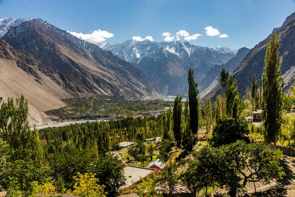 Pakistan 'ın Gilgit-Baltistan bölgesindeki Hunza Vadisi' ndeki Gulmit ve Shishkat köyleri