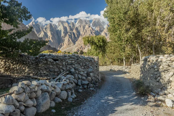 Pakistan 'ın Gilgit-Baltistan bölgesinde, Passu (Katedral) konilerinin altındaki Hunza Vadisi' nde yol