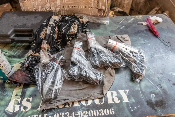 PESHAWAR, PAKISTAN - 18 Ekim 2023: Peşaver, Pakistan 'da bir silah fabrikasında bitti