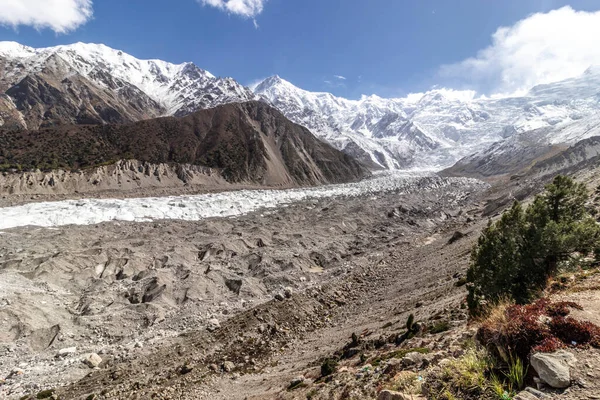 Pakistan 'ın Gilgit-Baltistan bölgesinde Nanga Parbat dağının altındaki Rakhiot buzulu